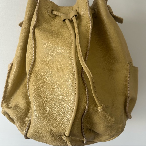 Butter yellow pebbled leather bucket bag - Picture 4 of 12
